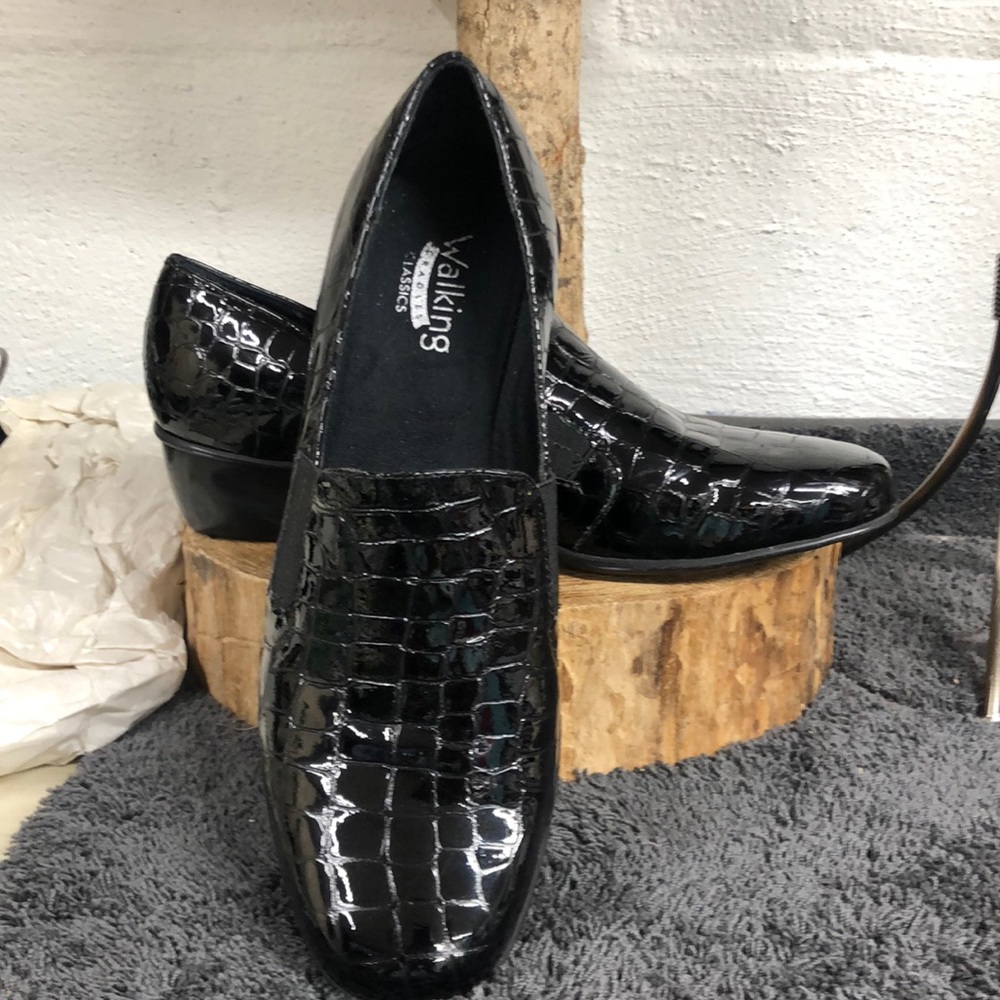 Walking Cradles Classic black alligator patten slip on shoes size 8 women